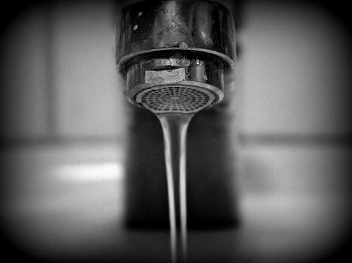 Câmpina are din nou apă potabilă la robinete, după o săptămână cu furnizarea întreruptă din cauza unei bacterii