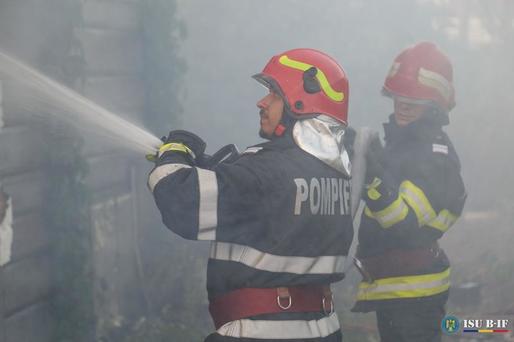 FOTO Incendiu cu degajări mari de fum la un mall din Brașov