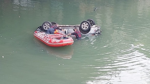 VIDEO Autoturism căzut în râul Dâmbovița, în zona Podului Ciurel din Capitală

