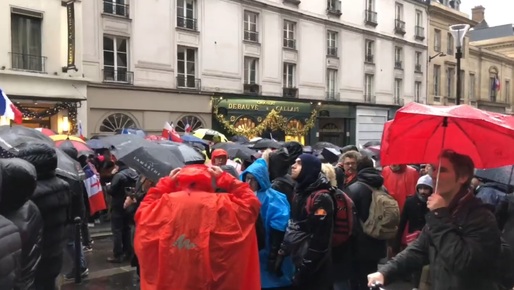 Manifestații contra certificatului vaccinal în Franța. Confruntări între protestatari și forțele de ordine la Paris