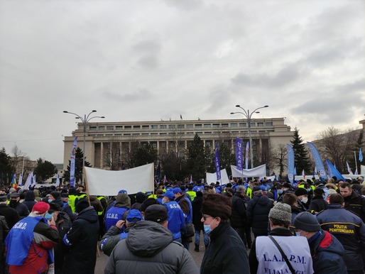 VIDEO Polițiștii din București au ieșit pe stradă să protesteze. Lista revendicărilor
