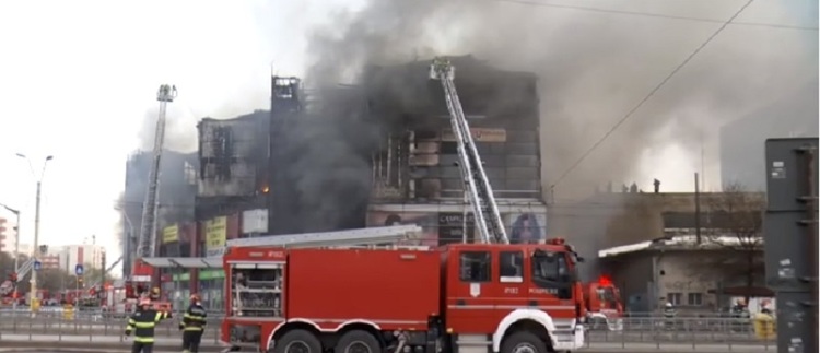 ULTIMA ORĂ FOTO Incendiu puternic la Prosper Plaza. UPDATE Arafat: Clădirea nu avea autorizație de incendiu. Ultimul control a fost în 2021. Există risc de prăbușire