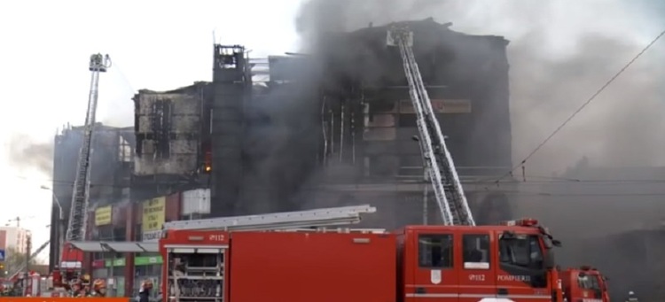 ULTIMA ORĂ FOTO Incendiu puternic la Prosper Plaza. UPDATE Arafat: Clădirea nu avea autorizație de incendiu. Ultimul control a fost în 2021. Există risc de prăbușire
