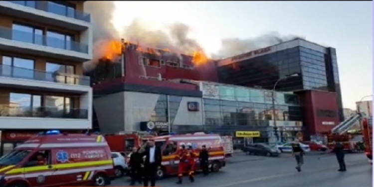 ULTIMA ORĂ FOTO Incendiu puternic la Prosper Plaza. UPDATE Arafat: Clădirea nu avea autorizație de incendiu. Ultimul control a fost în 2021. Există risc de prăbușire