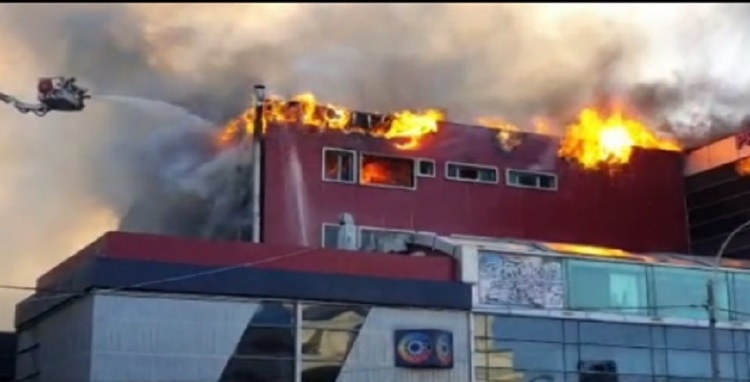 ULTIMA ORĂ FOTO Incendiu puternic la Prosper Plaza. UPDATE Arafat: Clădirea nu avea autorizație de incendiu. Ultimul control a fost în 2021. Există risc de prăbușire
