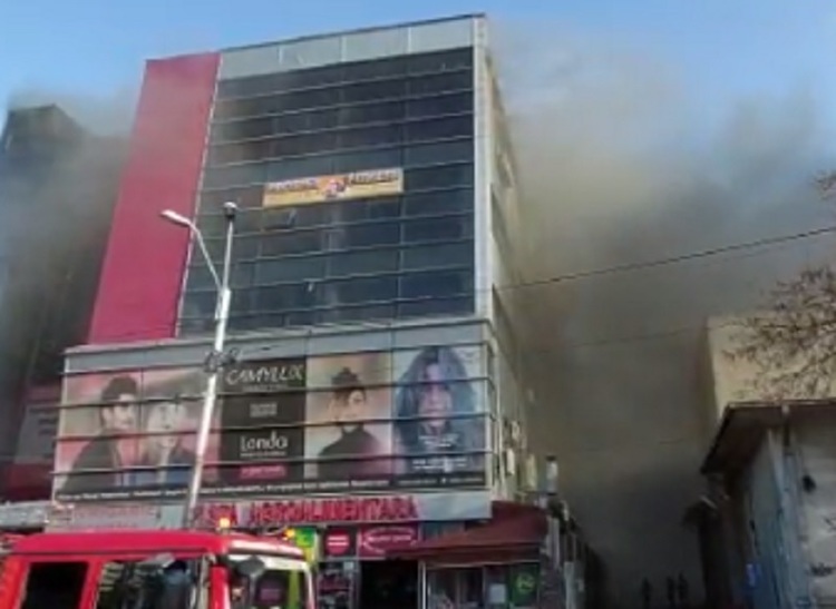 ULTIMA ORĂ FOTO Incendiu puternic la Prosper Plaza. UPDATE Arafat: Clădirea nu avea autorizație de incendiu. Ultimul control a fost în 2021. Există risc de prăbușire