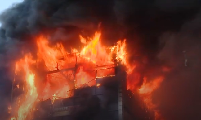 ULTIMA ORĂ FOTO Incendiu puternic la Prosper Plaza. UPDATE Arafat: Clădirea nu avea autorizație de incendiu. Ultimul control a fost în 2021. Există risc de prăbușire