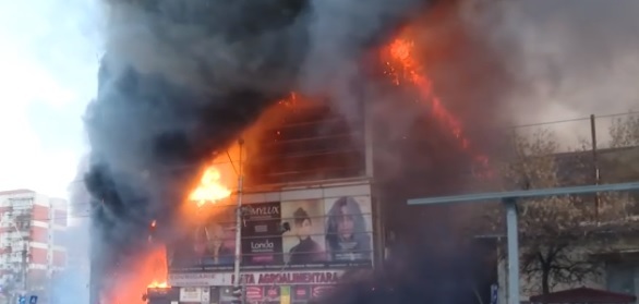 ULTIMA ORĂ FOTO Incendiu puternic la Prosper Plaza. UPDATE Arafat: Clădirea nu avea autorizație de incendiu. Ultimul control a fost în 2021. Există risc de prăbușire