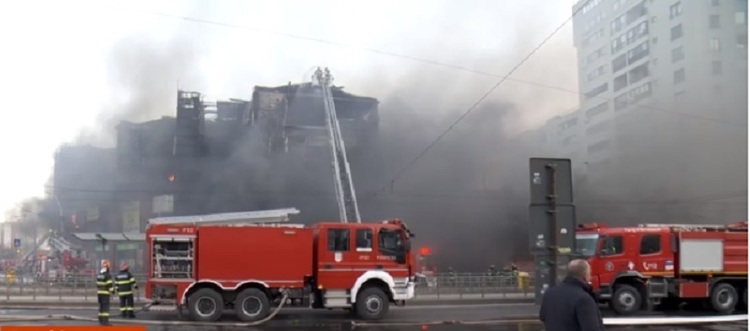 ULTIMA ORĂ FOTO Incendiu puternic la Prosper Plaza. UPDATE Arafat: Clădirea nu avea autorizație de incendiu. Ultimul control a fost în 2021. Există risc de prăbușire