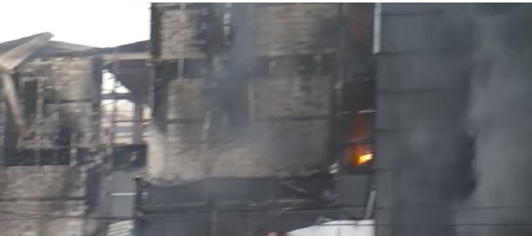 ULTIMA ORĂ FOTO Incendiu puternic la Prosper Plaza. UPDATE Arafat: Clădirea nu avea autorizație de incendiu. Ultimul control a fost în 2021. Există risc de prăbușire