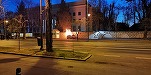 VIDEO&FOTO O mașină s-a izbit de gardul Ambasadei Rusiei din Capitală și a luat foc. Șoferul a murit