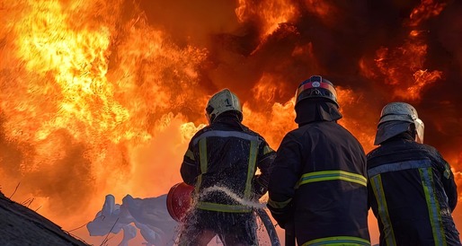 VIDEO&FOTO Incendiu la un important complex rezidențial din București. Risc de extindere