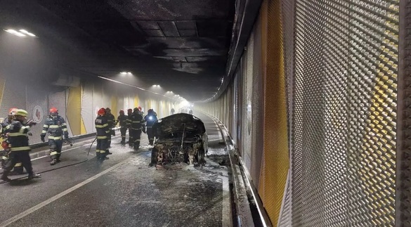 VIDEO&FOTO Incendiu la un autoturism, în Pasajul Unirii din Capitală. Circulația rutieră este oprită în pasaj