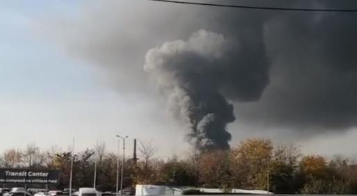Incendiul izbucnit vineri la un centru de reciclare a deșeurilor din Chitila a fost stins sâmbătă dimineață