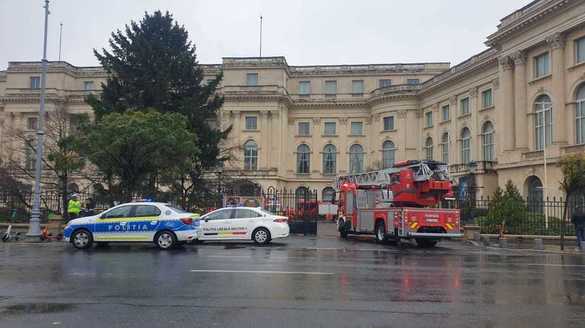 FOTO Incendiu la Palatul Regal. Peste 150 de persoane evacuate