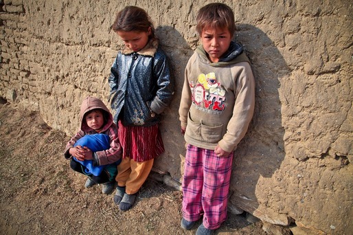 Unul din patru copii din UE, expus riscului de sărăcie. România, cea mai ridicată rată