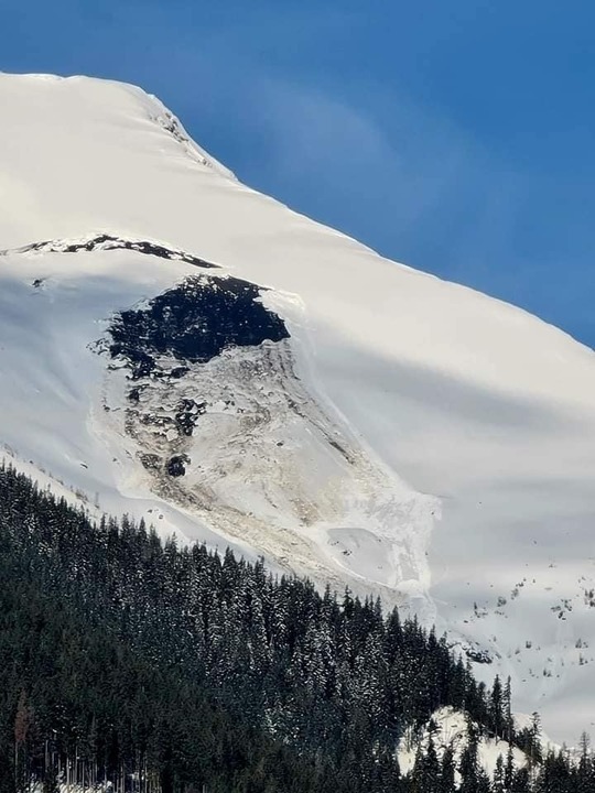 FOTO Avalanșă de mari dimensiuni în Munții Rodnei 