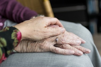 Fenomenul de îmbătrânire demografică se accentuează în România în timp ce populația rezidentă tânără va continua trendul descendent