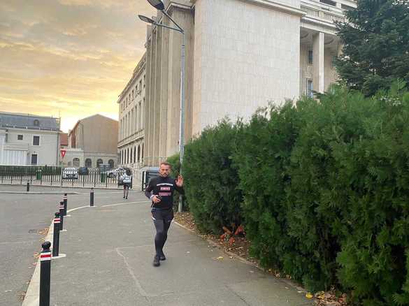 FOTO INEDIT - Un antreprenor român aleargă 14 ore în jurul Guvernului