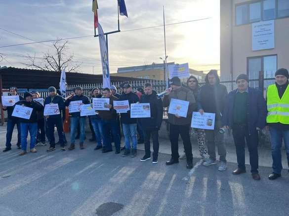 VIDEO&FOTO Angajații OMV Petrom au ieșit să protesteze