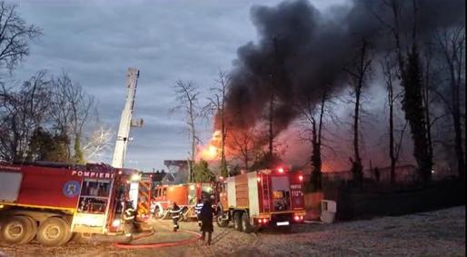 VIDEO Incendiu puternic la Taverna Racilor din Snagov, a lui "Pescobar". Localul a fost deschis recent
