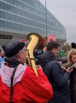 VIDEO Sute de olandezi au blocat cea mai importantă autostradă de lângă Amsterdam pentru a protesta contra ING. Reacția ING Group