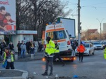 FOTO Profit.ro - Haos în traficul din Drumul Taberei. O ambulanță, lovită și răsturnată în plină intersecție, circulația tramvaielor 41 a fost oprită