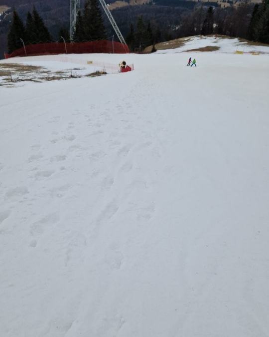 FOTO Probleme pe pârtiile de schi din Brașov: Turiștii aleg să coboare cu bocancii pe pârtii. Mesaj către aceștia