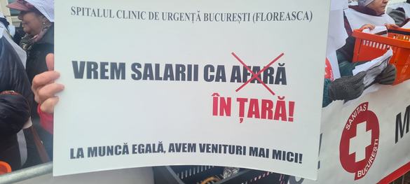 VIDEO&FOTO Protest cu covrigi și hârtie igienică al angajaților din sănătate și asistență socială la Ministerul Finanțelor. Se scandează ”grevă generală”. ”Foști eroi în pandemie, spor mai mic ca-n primărie”