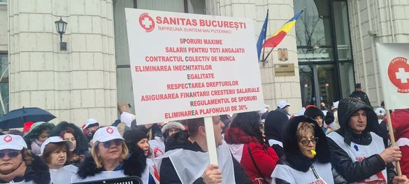 VIDEO&FOTO Protest cu covrigi și hârtie igienică al angajaților din sănătate și asistență socială la Ministerul Finanțelor. Se scandează ”grevă generală”. ”Foști eroi în pandemie, spor mai mic ca-n primărie”