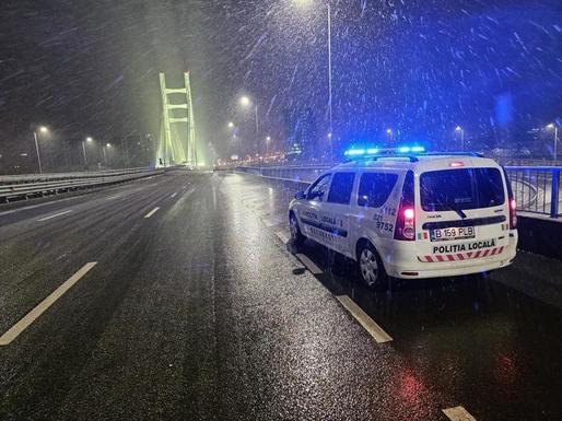 Mijloace de transport în comun din București blocate pe unele artere din cauza zăpezii
