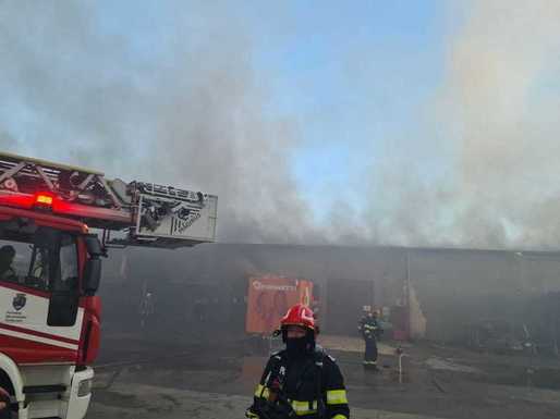 FOTO Incendiu la o hală de depozitare. Aproape 150 persoane evacuate
