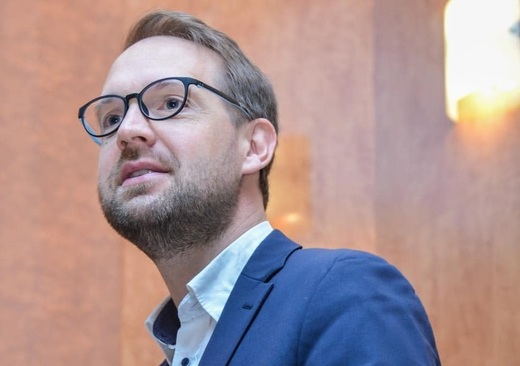 Reorganizare în Primăria Timișoara – Zeci de posturi eliminate, angajații, chemați la examen. Angajat prins cu casca în ureche deși trebuia să răspundă la chestuni elementare