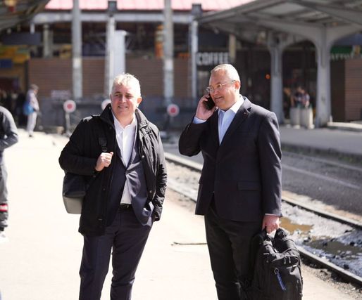 FOTO Ciucă și Bode, cu trenul spre Brașov