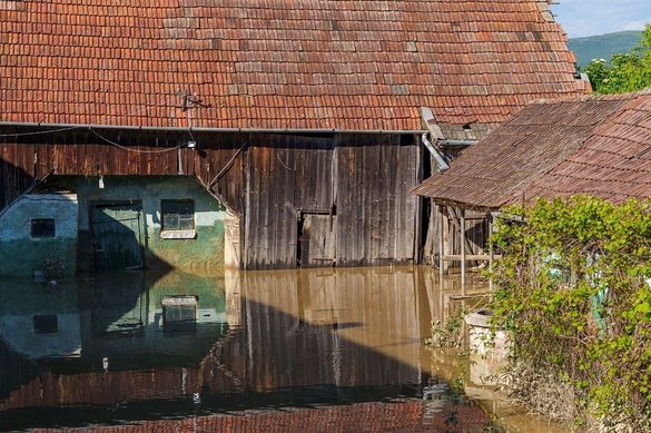 FOTO Nicușor Dan, în mijlocul inundațiilor, întrebat de ce nu s-a făcut nimic: Avem un stat român disfuncțional!