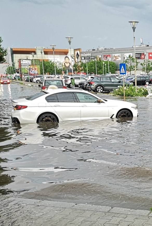 VIDEO&FOTO Ministrul Mediului: Furtuna m-a prins în zona unde apa trecea de trotuar. E din seria fenomenelor istorice, unul la mulți ani. Nu va rămâne un eveniment meteo izolat. Nu mai e vorba despre dacă se va întâmpla din nou, ci când și cât de rău va fi