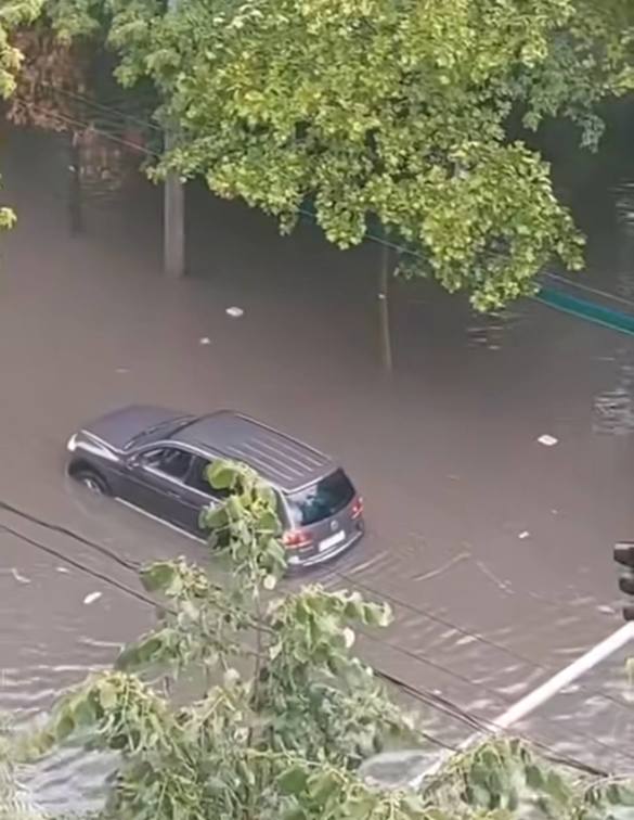 VIDEO&FOTO Ministrul Mediului: Furtuna m-a prins în zona unde apa trecea de trotuar. E din seria fenomenelor istorice, unul la mulți ani. Nu va rămâne un eveniment meteo izolat. Nu mai e vorba despre dacă se va întâmpla din nou, ci când și cât de rău va fi