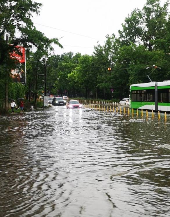 VIDEO&FOTO Ministrul Mediului: Furtuna m-a prins în zona unde apa trecea de trotuar. E din seria fenomenelor istorice, unul la mulți ani. Nu va rămâne un eveniment meteo izolat. Nu mai e vorba despre dacă se va întâmpla din nou, ci când și cât de rău va fi