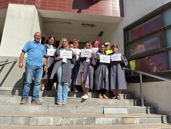 FOTO Zeci de grefieri protestează la instanțe și parchete din București, după eliminarea sporului pentru condiții grele de muncă. „Refuzăm umilința”