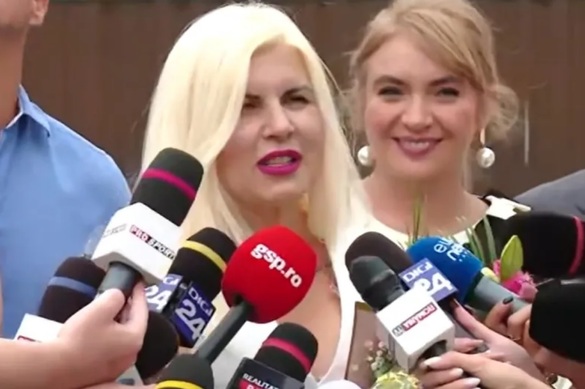 VIDEO&FOTO Cu brațele pline de flori, Elena Udrea a ieșit din închisoare.
