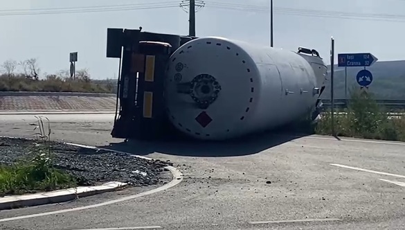 Cisternă cu gaz răsturnată pe DN 24A, zeci de oameni evacuați FOTO