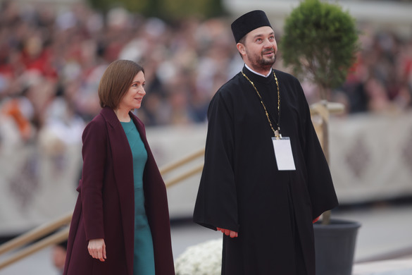 FOTO Catedrala Neamului, sfințită cu familia Nicușor Dan, Bolojan, Maia Sandu și mii de credincioși
