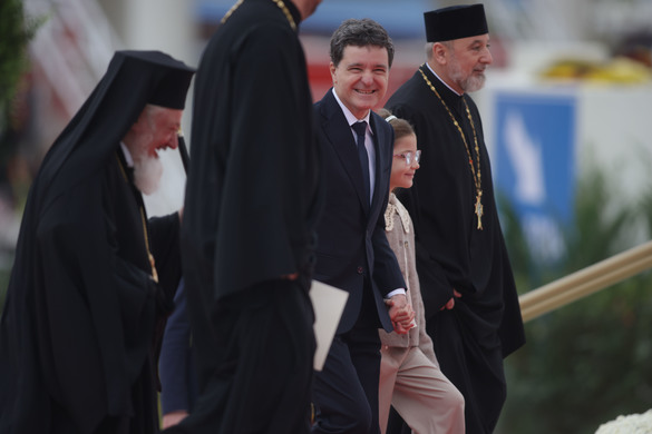 FOTO Catedrala Neamului, sfințită cu familia Nicușor Dan, Bolojan, Maia Sandu și mii de credincioși