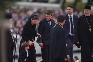 FOTO Catedrala Neamului, sfințită cu familia Nicușor Dan, Bolojan, Maia Sandu și mii de credincioși