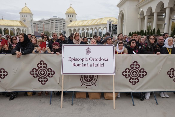 FOTO Catedrala Neamului, sfințită cu familia Nicușor Dan, Bolojan, Maia Sandu și mii de credincioși