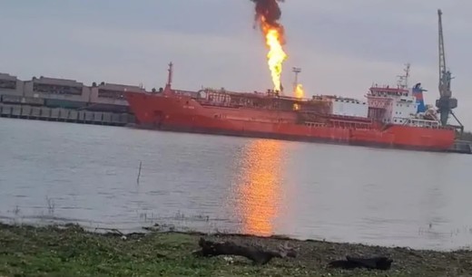 ULTIMA ORĂ VIDEO Localitate din județul Tulcea, evacuată după ce o navă cu 4.000 de tone de GPL a fost lovită de dronă