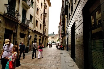 Dovadă a crizei imobiliare - Cât trebuie să muncească o familie din Spania pentru cumpărarea unei case