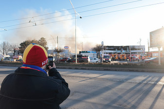 Imagini cu puternicul incendiu din capitală. Pompierii au adus 16 autospeciale FOTO