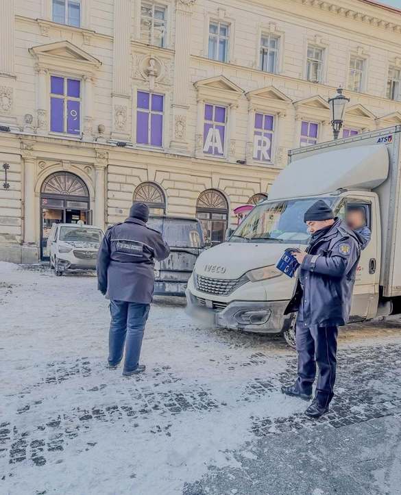 FOTO Amenzi date în București celor care nu au curățat trotuarele de gheață sau zăpadă