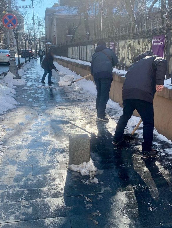 FOTO Amenzi date în București celor care nu au curățat trotuarele de gheață sau zăpadă